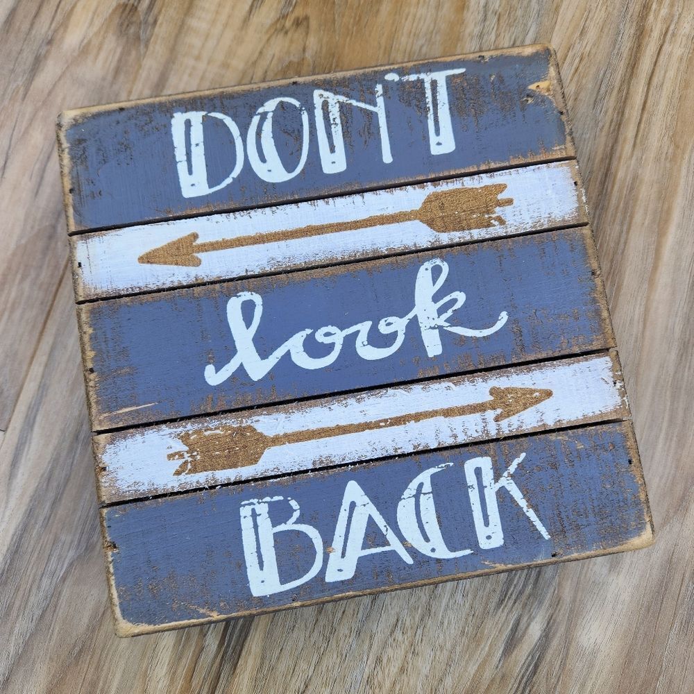 🔺️Designs by Kathy Wood Distressed "Don't Look Back" Tabletop/Wall Art